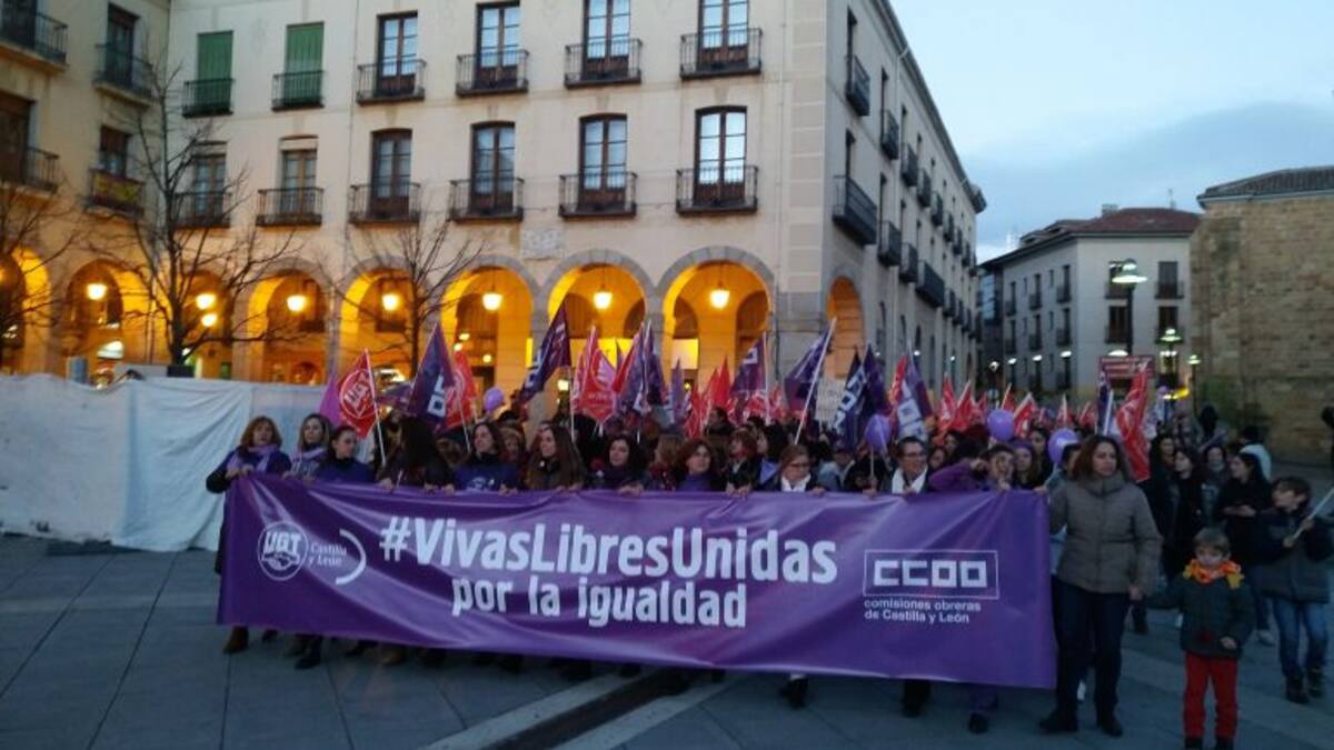 Miles de abulenses marchan '#VivasLibresUnidas por la Igualdad'