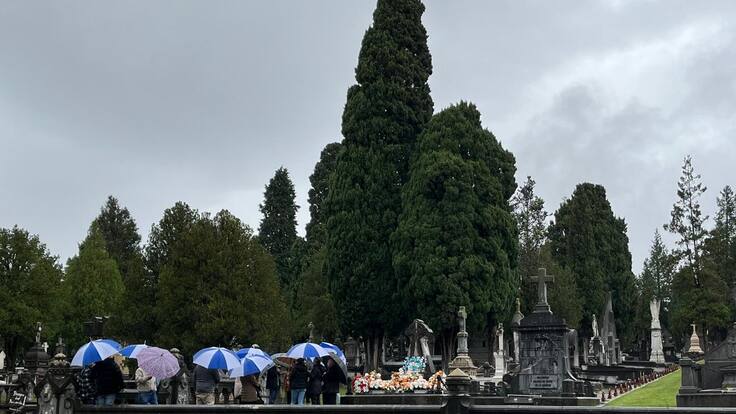 El Cementerio de Bilbao se llena de flores en el Día de Todos los Santos