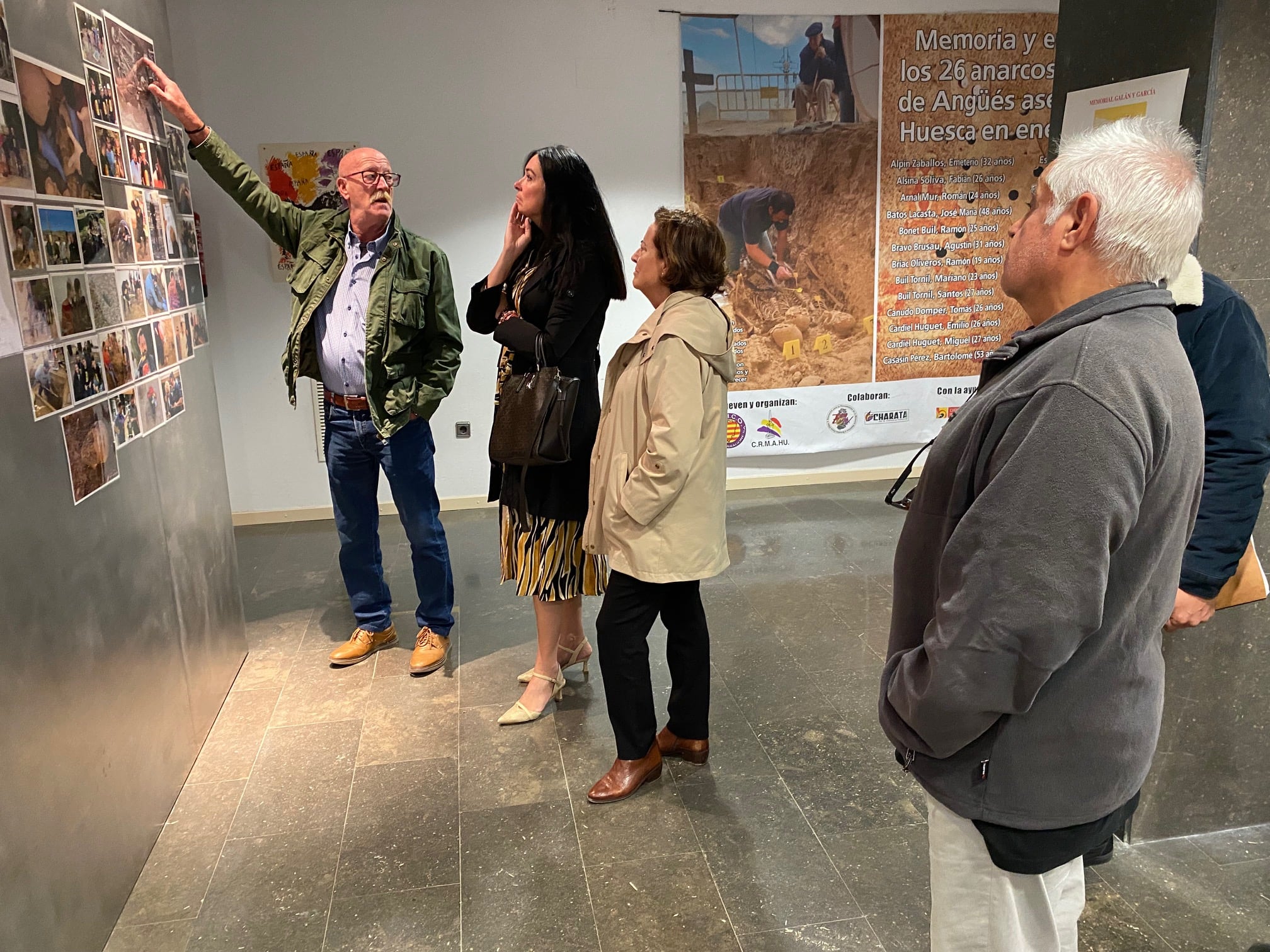 Momento de la visita de la alcadesa y la concejala de cultura al Centro Raíces