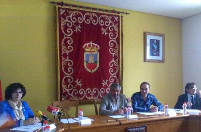 Pleno de moción de censura en Cigales con Pilar Fernández (PSOE), el independiente Jesús San Antolín (en el centro), el concejal más joven de la corporación y a su derecha Javier Caballero (PP)