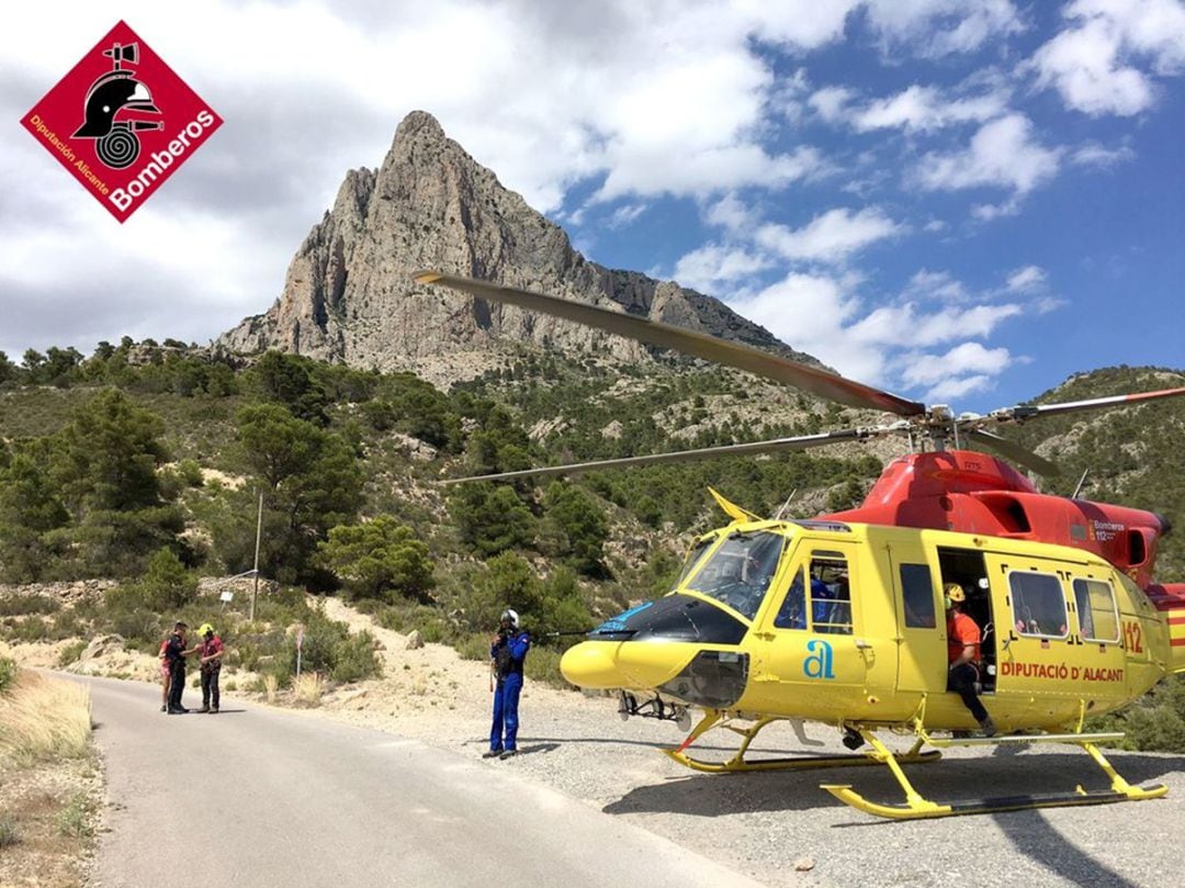 Helicóptero de los bomberos de Alicante en el Puig Campana