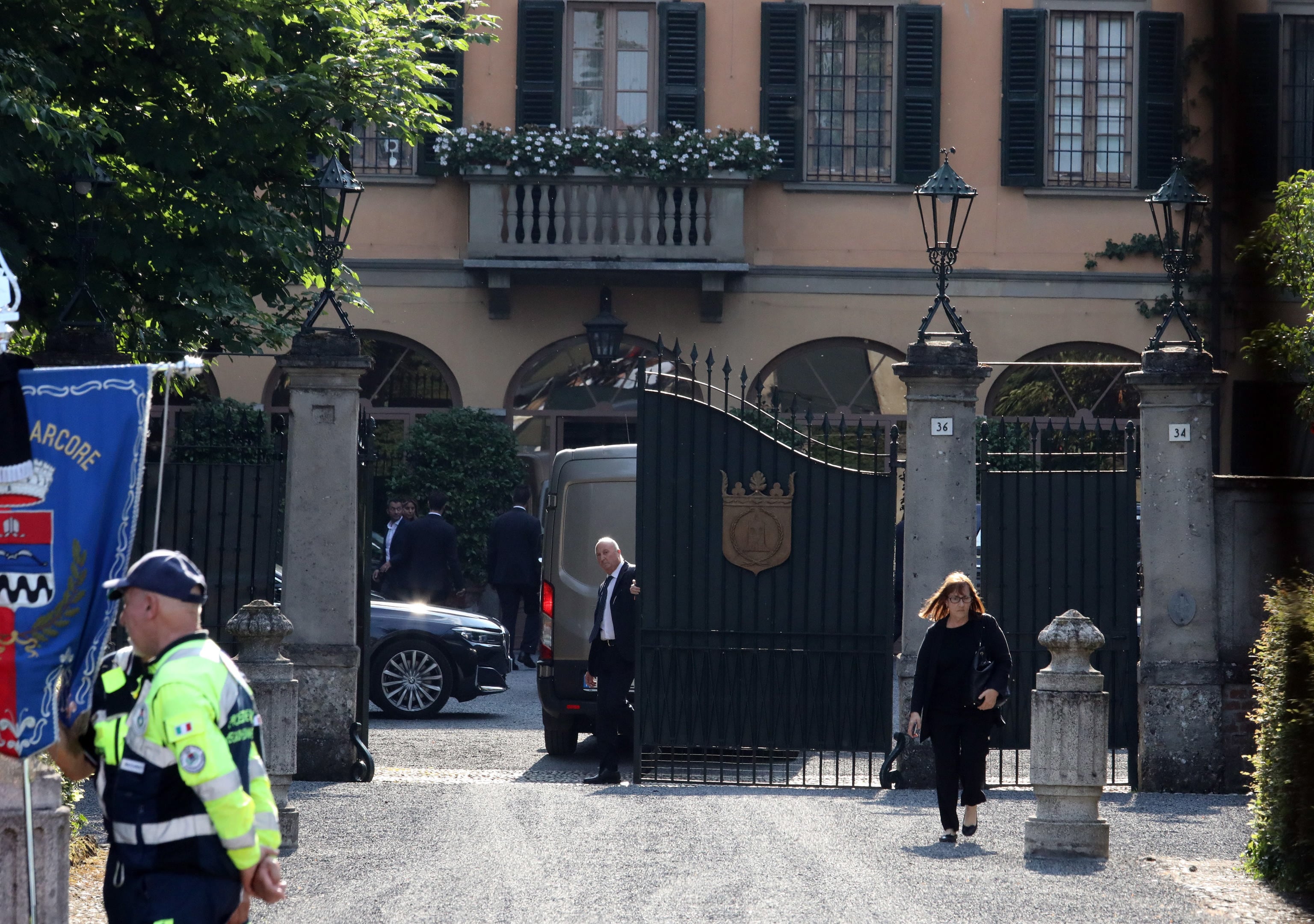 La residencia de Silvio Berlusconi, donde se ha instalado la capilla ardiente de los restos mortales.