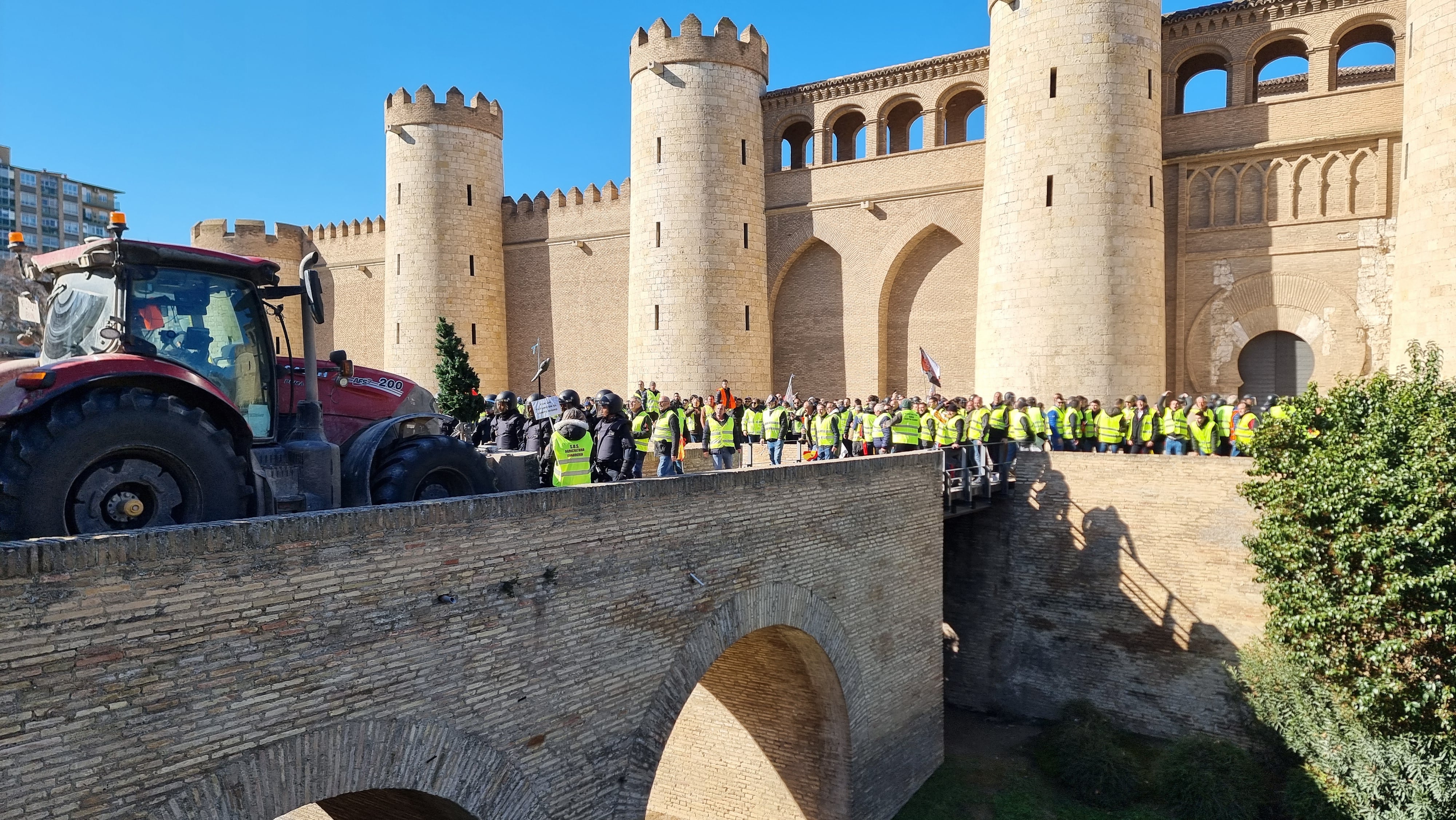 Agricultores protestando a las puertas del Palacio de La Aljafería.