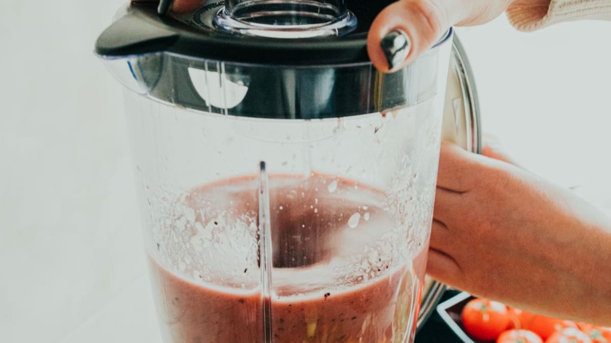 Descubre cómo limpiar fácil y rápido tu licuadora: no volverás a fregarla a mano