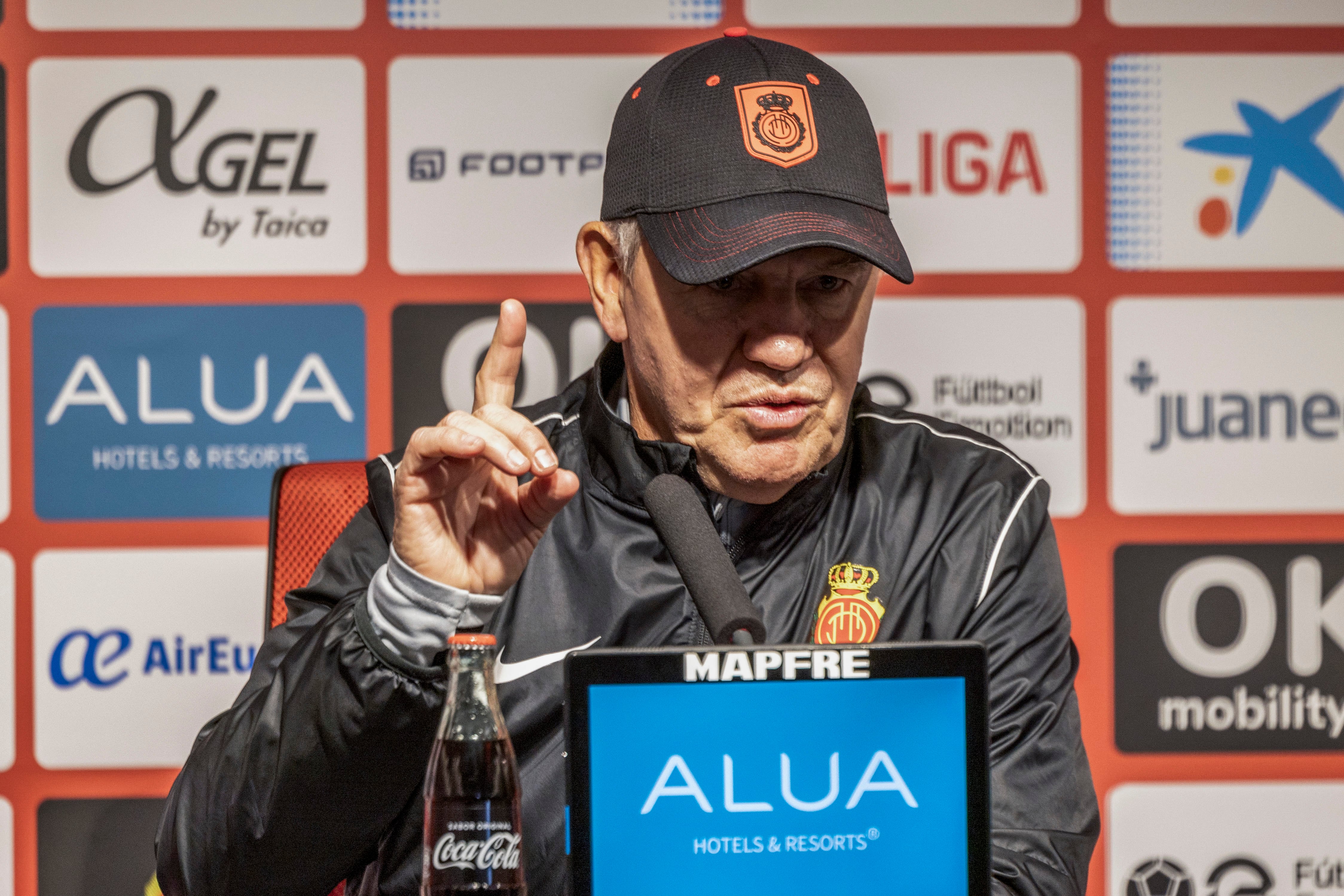 PALMA DE MALLORCA, 20/12/2023.- El entrenador del Mallorca, Javier Aguirre, ofrece una rueda de prensa en Palma de Mallorca este miércoles. El Mallorca se enfrenta mañana al Osasuna en un partido de LaLiga. EFE/Cati Cladera
