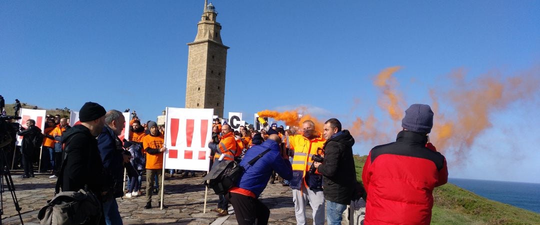 Concentración de los trabajadores de Alcoa ante la Torre de Hércules