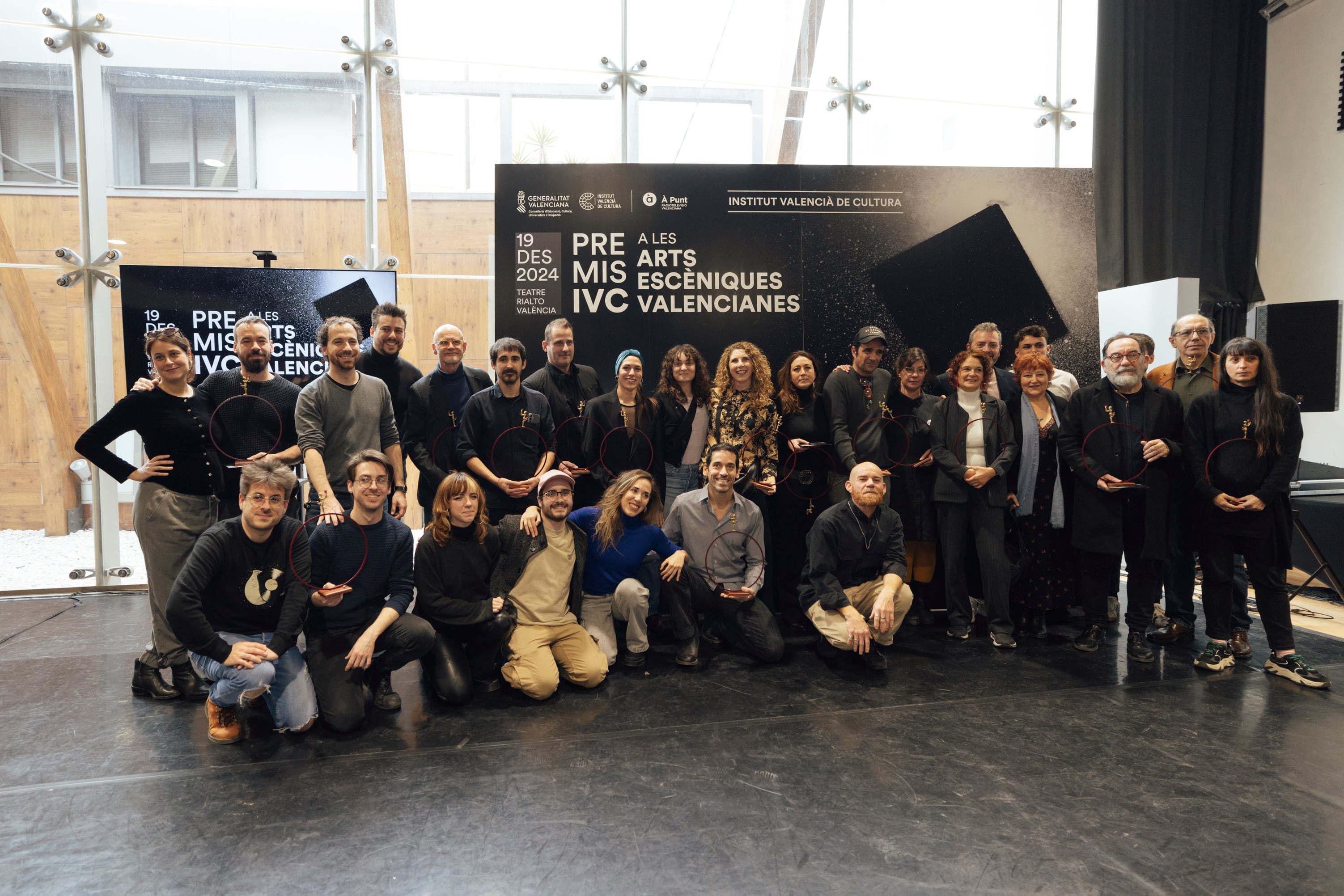 La coreógrafa alcoyana Paula Serrano (la octava de pie por la izquierda) junto al resto de premiados de las Artes Escénicas Valencianas tras el acto celebrado en València.