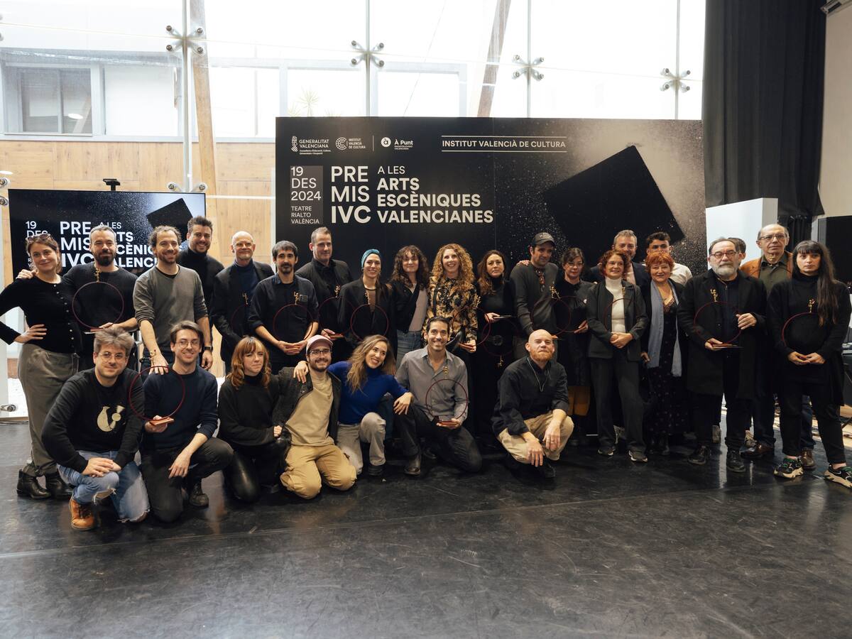 La alcoyana Paula Serrano gana el premio a mejor dirección coreográfica por su espectáculo 'En la oscuridad, todo se mueve' en los Premis IVC