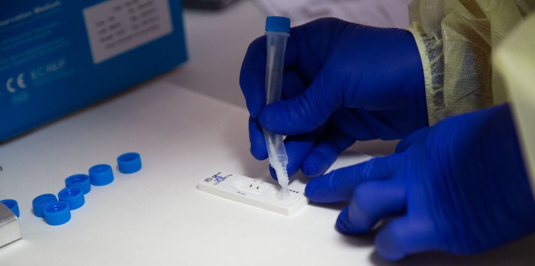 Una sanitaria comprueba el resultado de un test de antígenos, en un dispositivo de cribado masivo instalado en el Hospital Perpetuo Socorro, en Badajoz, Extremadura (España), a 1 de abril de 2021.