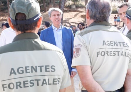 Ángel Garrido con los Agentes Forestales presentes en el acto