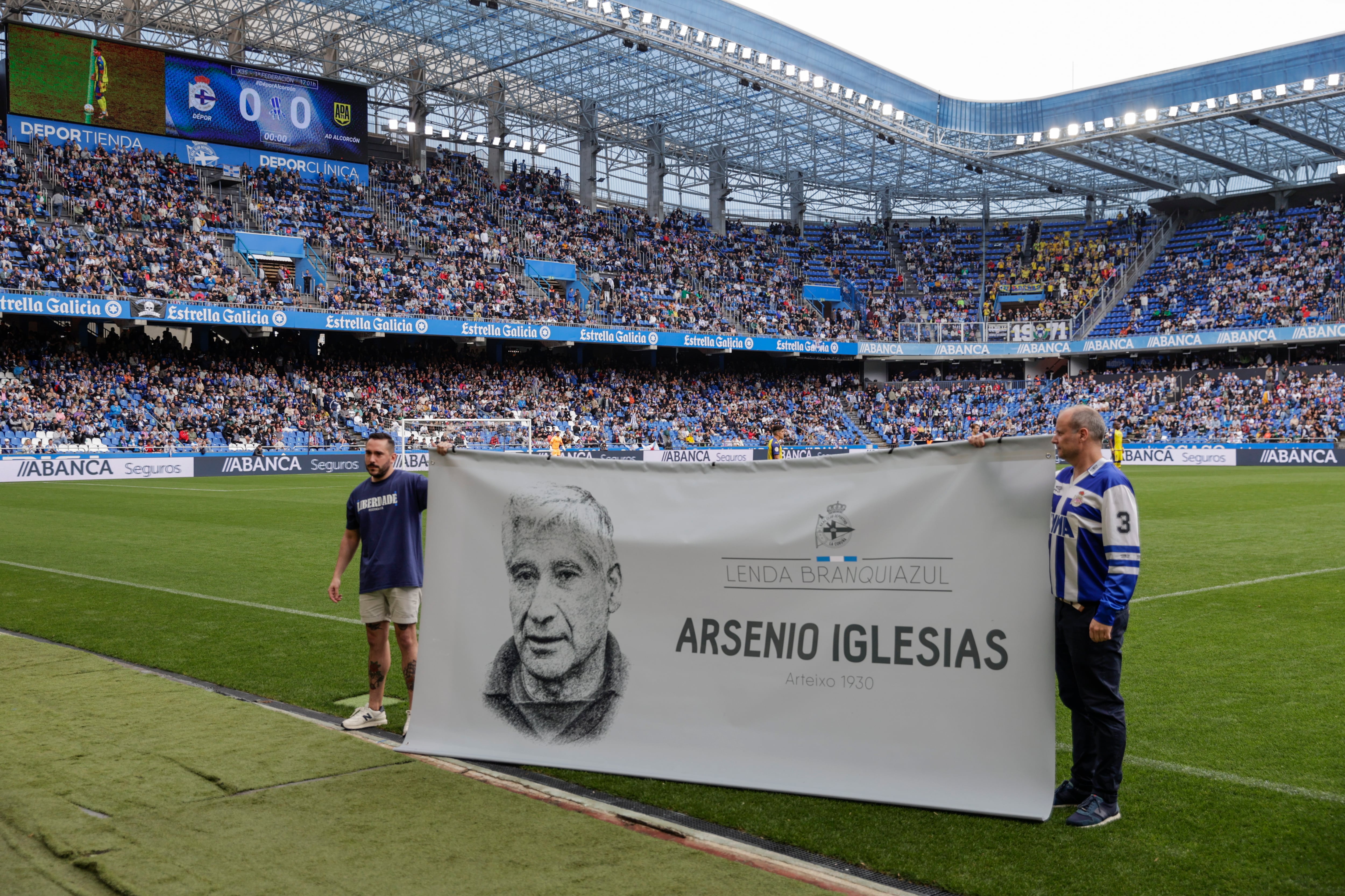 A CORUÑA, 06/05/23.- Homenaje del deportivismo a Arsenio Iglesias, entrenador del Superdepor que falleció el viernes 5 de mayo a los 92 años de edad. Durante el encuentro del equipo coruñés frente el Alcorcón, correspondiente a la jornada 35 del grupo I de Primera Federación, han desplegado una pancarta y depositado un ramo de flores en el césped de Riazor. EFE/Cabalar
