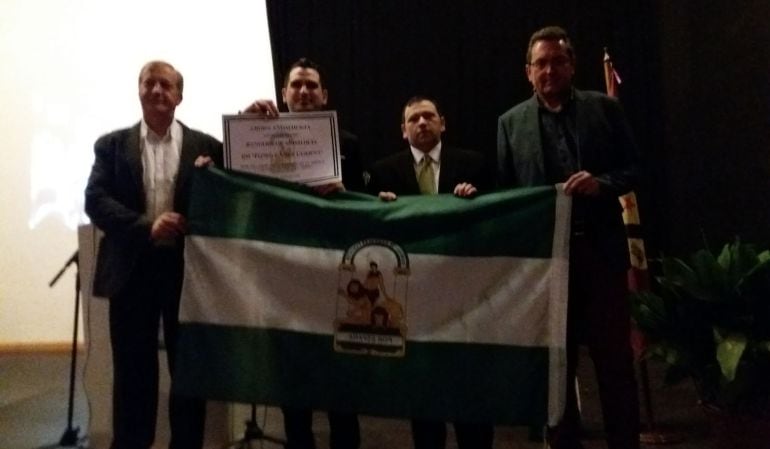 Momento de entrega de la bandera y el diploma acreditativo