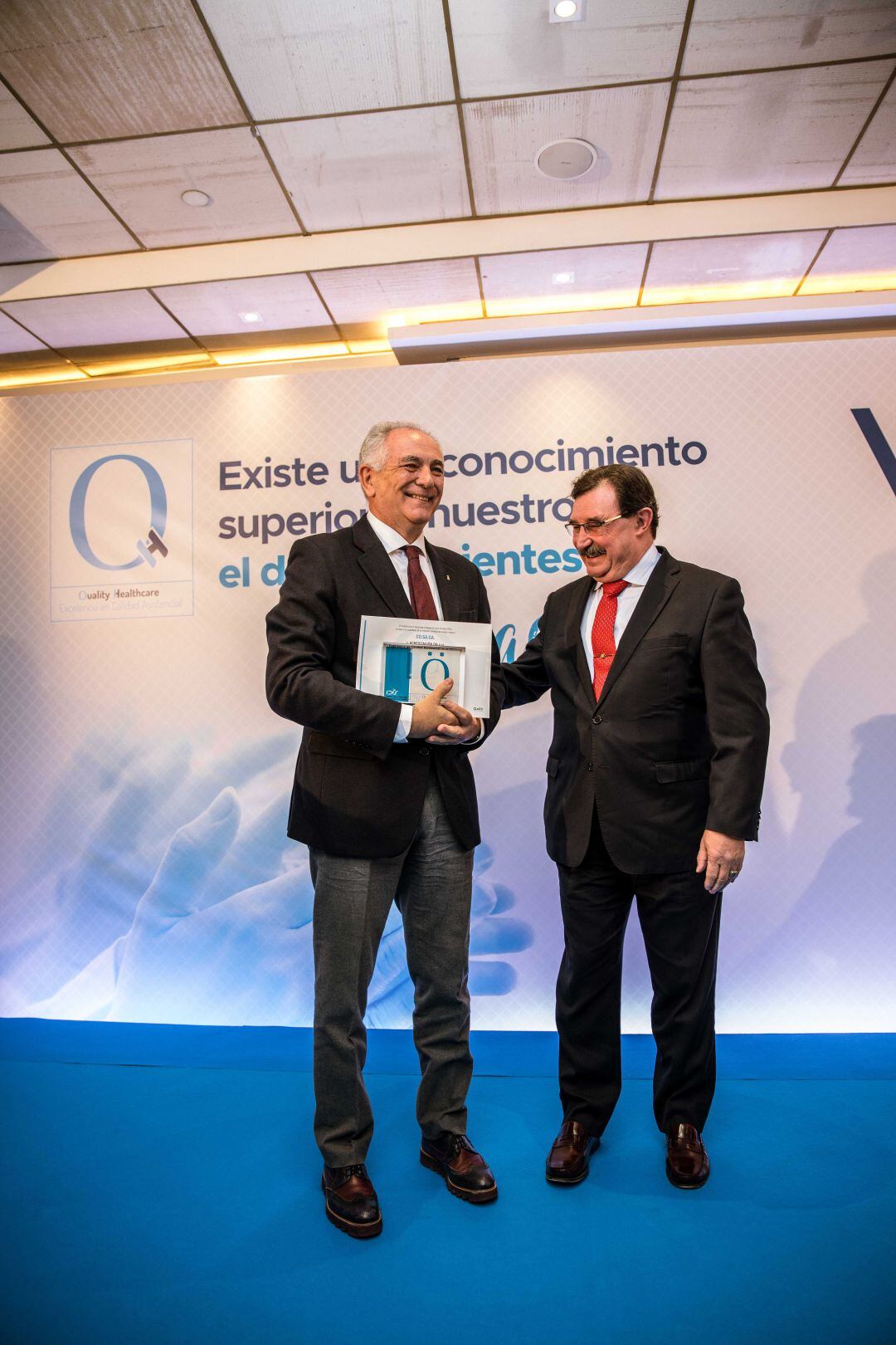 El presidente del Consejo Rector del Hospital, el doctor José Ignacio Vidal López, recogiendo el premio