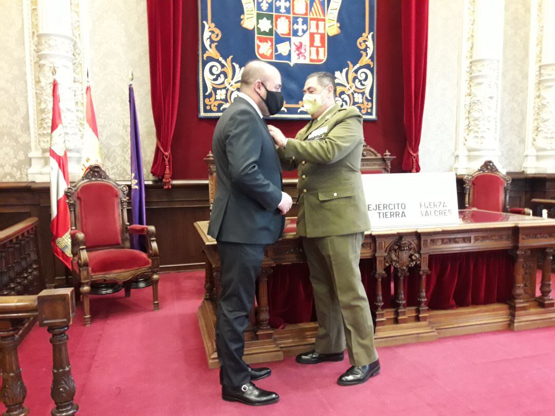 Imposición de la distinción al empresario palentino