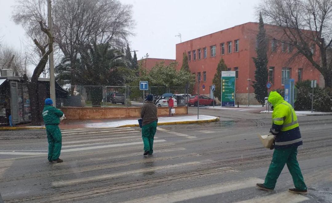 Operarios municipales esparciendo sal a las puertas del Hospital de Manzanares (Ciudad Real) 