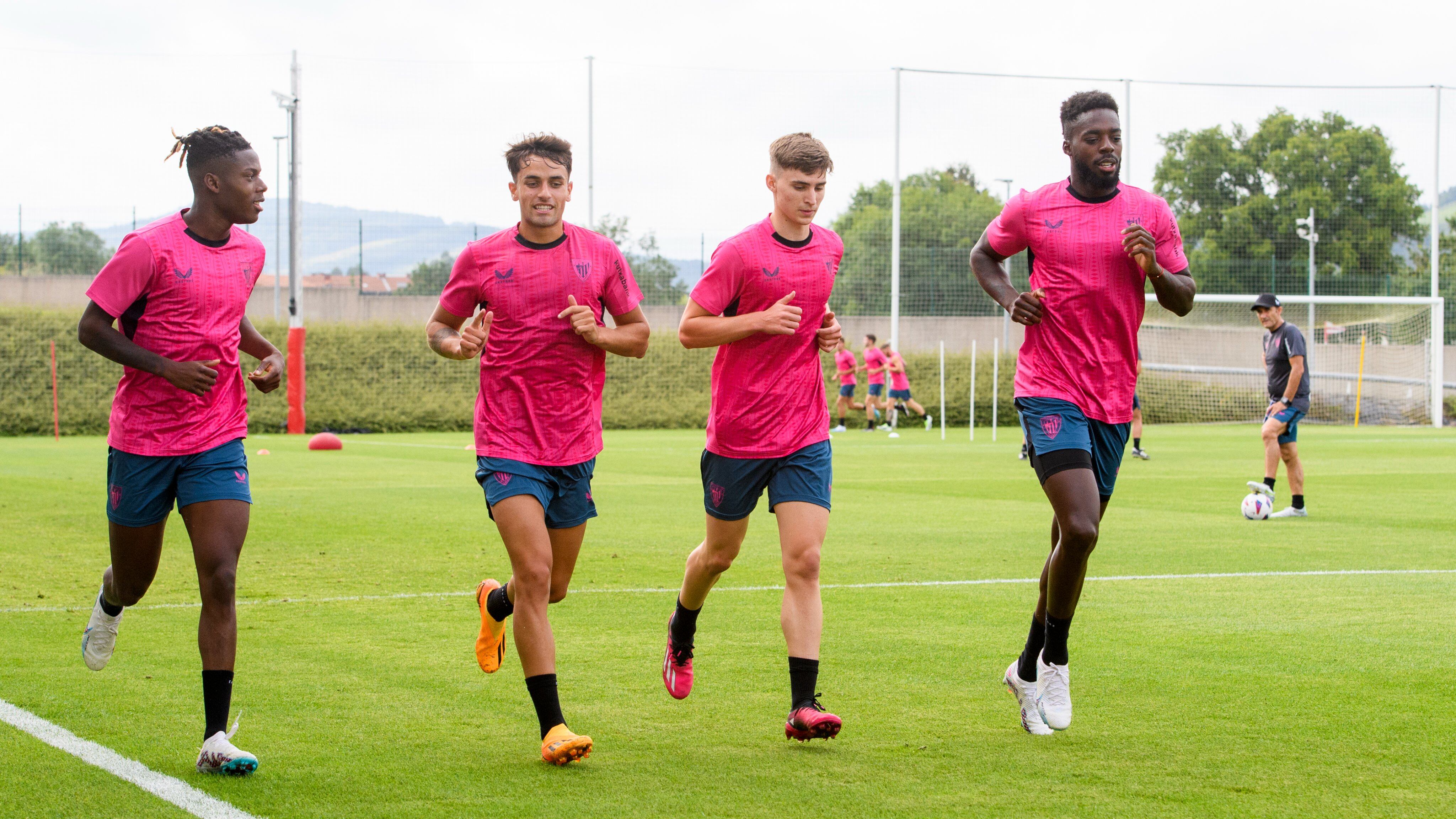 Varios jugadores del Athletic entrenan bajo la mirada de Valverde