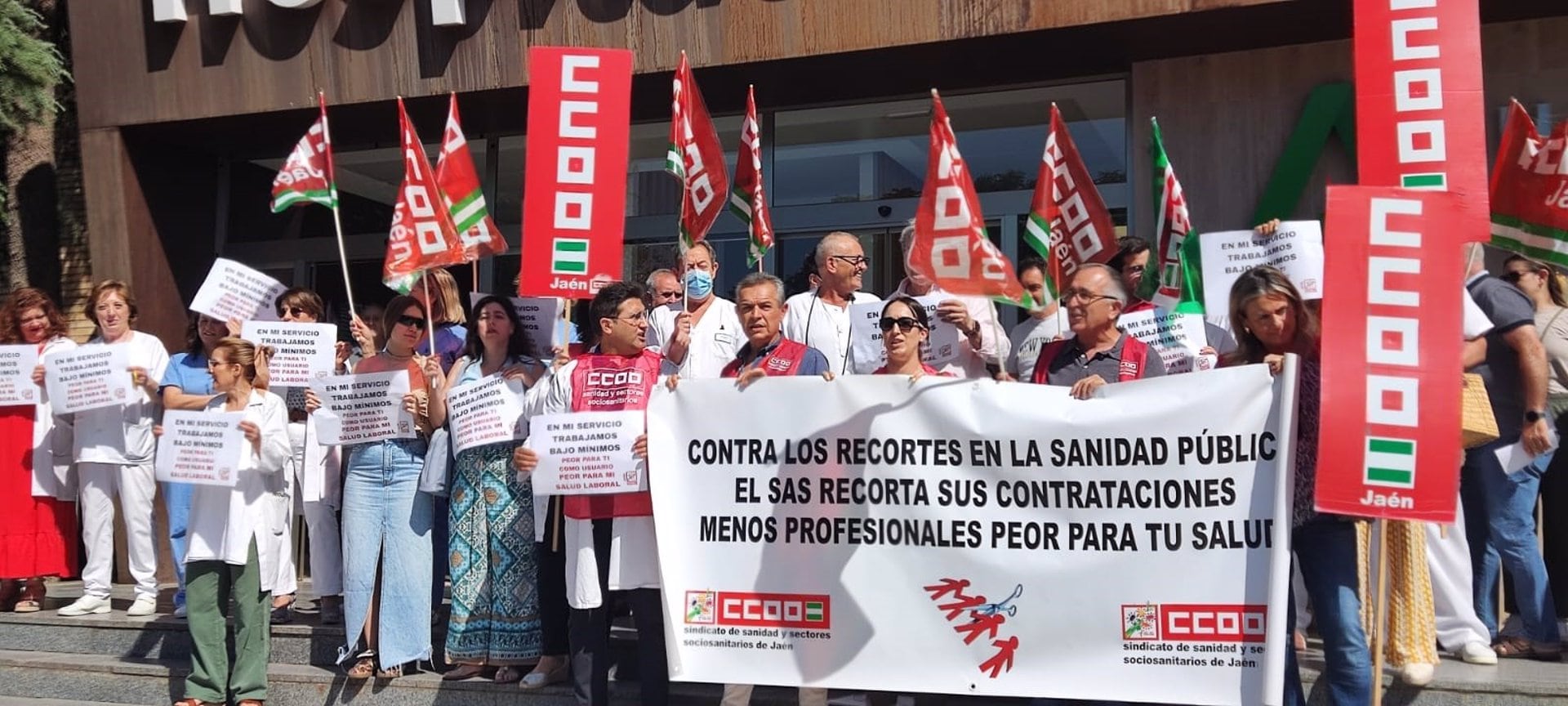 Protesta de CCOO a las puertas del hospital San Agustín de Linares.