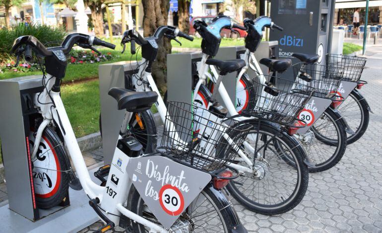 Bicicletas públicas a las puertas del Ayuntamiento de San Sebastián.