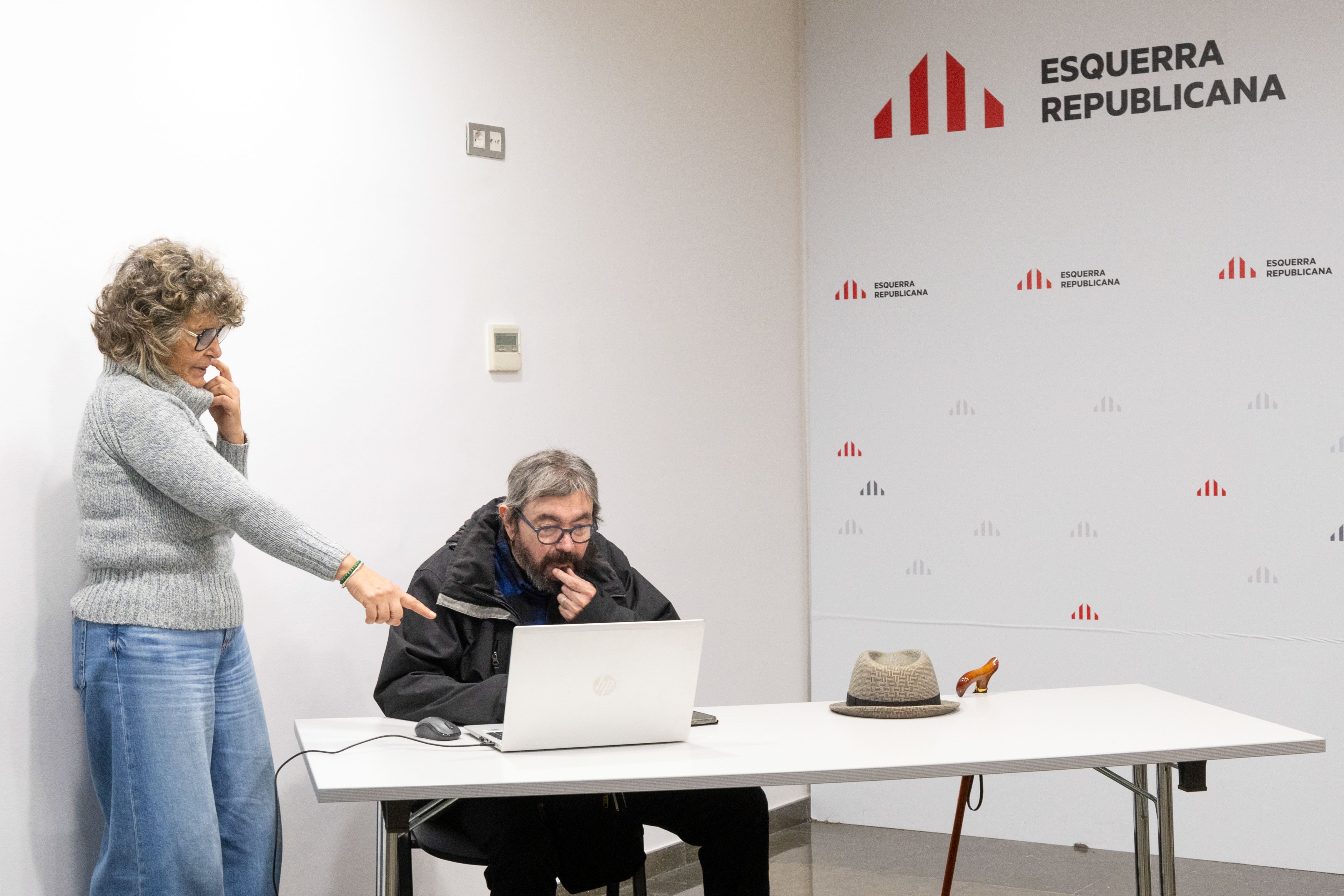 Un militante ejerce su derecho al voto el día en que ERC celebra la primera vuelta de la jornada electoral de su XXX Congreso Nacional