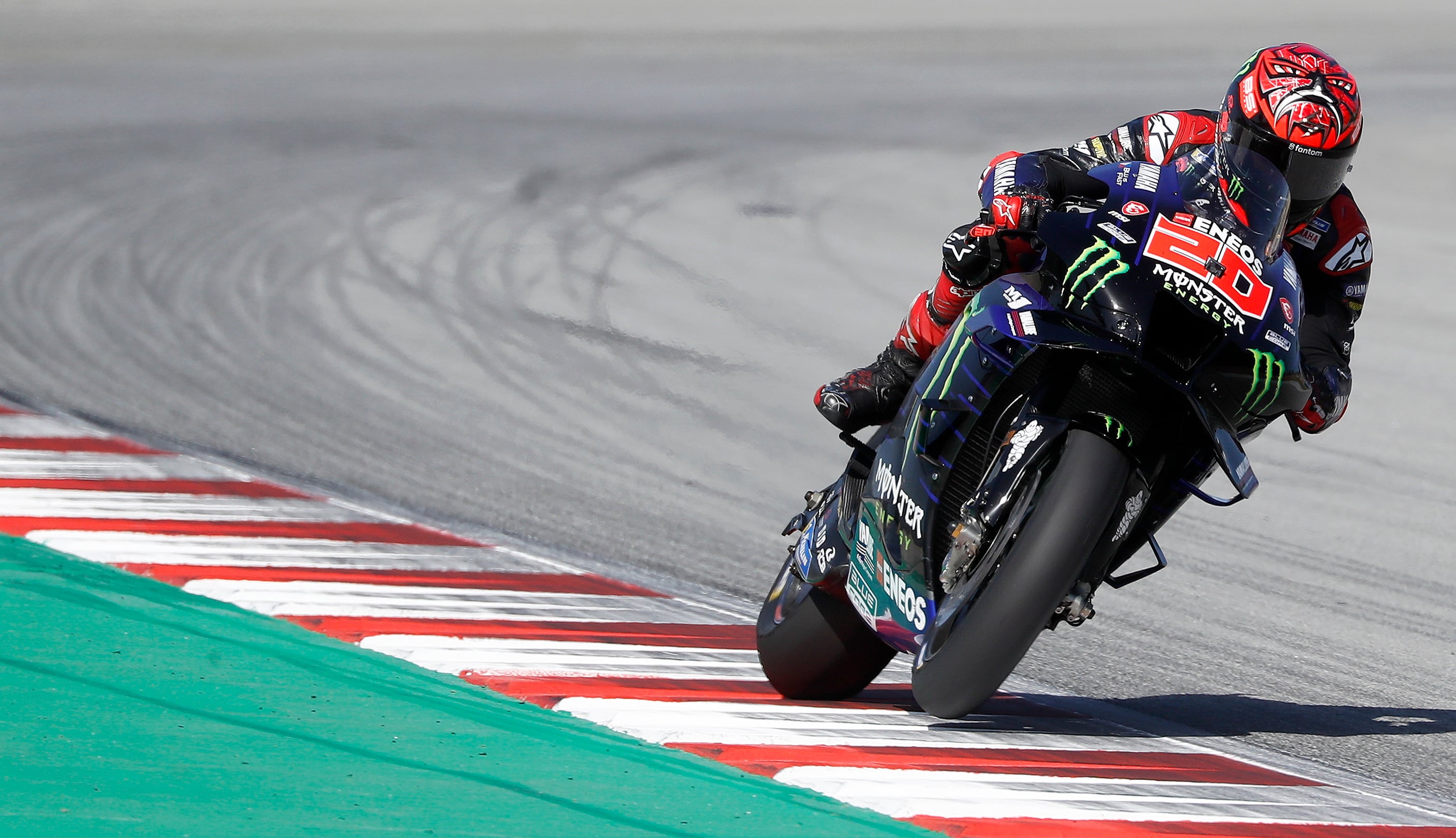 GRAFCAT8388. MONTMELÓ (BARCELONA), 03/06/2022.- El piloto francés de Yamaha, Fabio Quartararo, durante los entrenamientos libres del Gran Premio de Cataluña de MotoGP, que se disputa este fin de semana en el Circuito de Barcelona-Catalunya, en Montmeló (Barcelona). EFE/Andreu Dalmau
