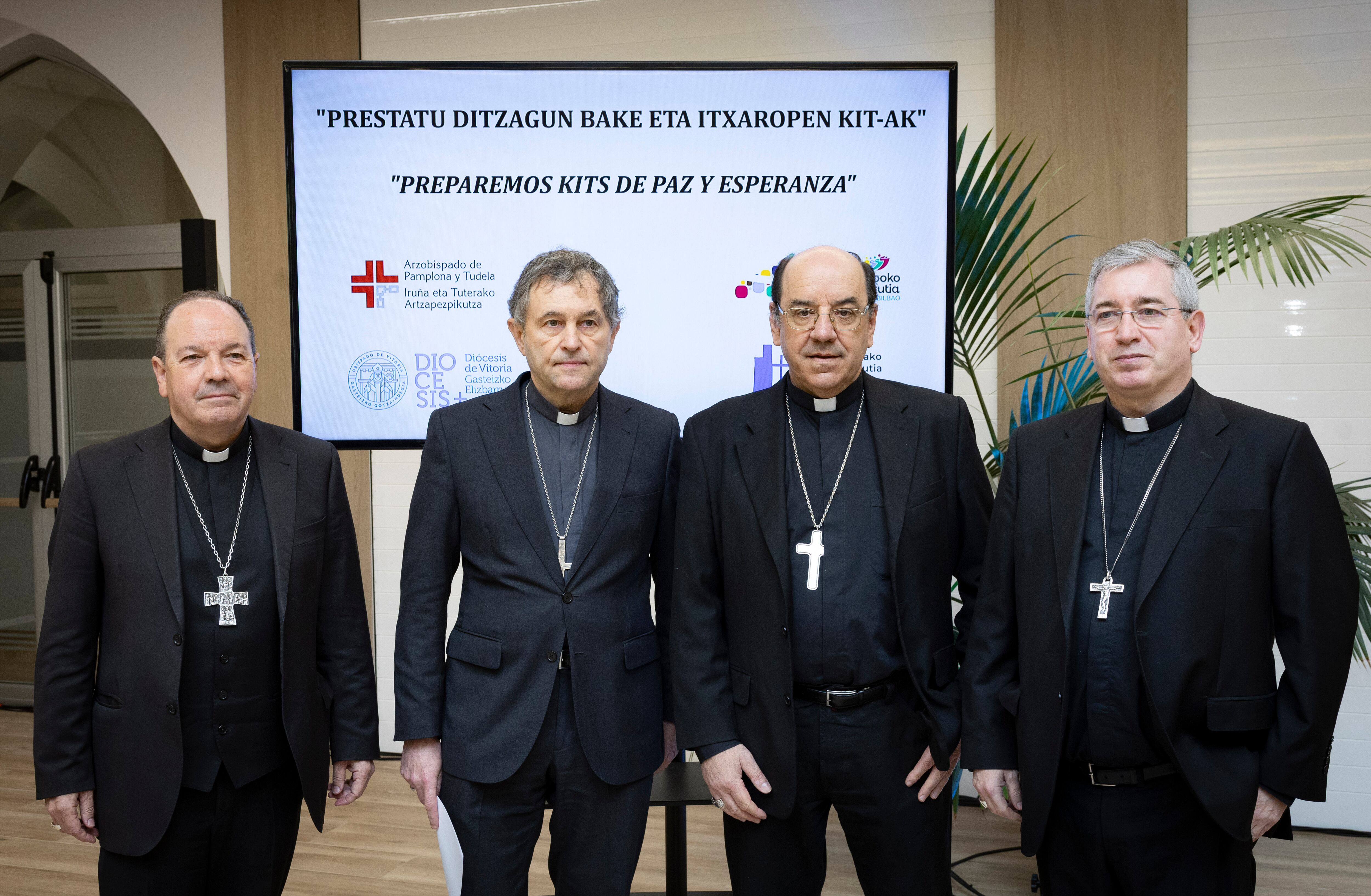 SAN SEBASTIÁN, 06/05/2025.- Los obispos de San Sebastián, Fernando Prado (d); Bilbao, Joseba Segura (2i); el arzobispo de Pamplona y Tudela, Florencio Roselló (2d), y el obispo de Vitoria, Juan Carlos Elizalde, han ofrecido este martes una comparecencia conjunta en San Sebastián para dar a conocer el escrito &#039;Preparemos kits de paz y esperanza, una alternativa cristiana frente al miedo y la incertidumbre&#039;. EFE/Javier Etxezarreta
