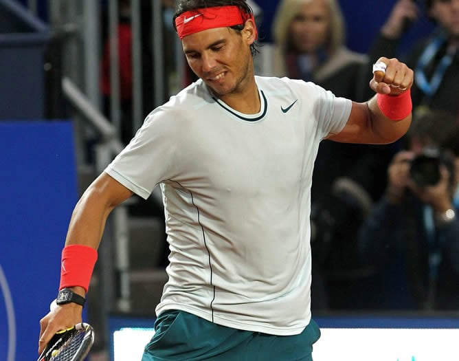 El tenista español Rafael Nadal celebra la victoria en su partido ante Nico Almagro correspondiente a la final del Trofeo Godó de Tenis, disputado en Barcelona