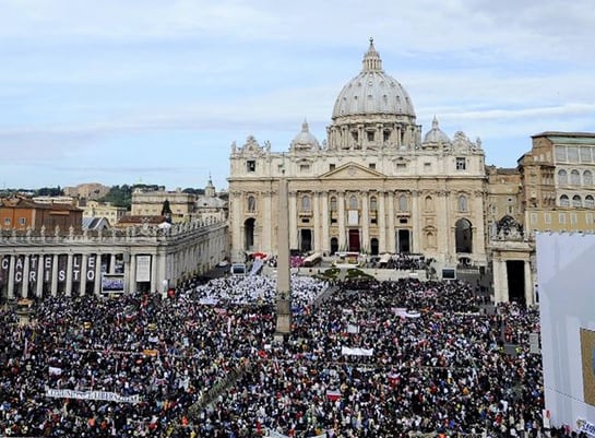 Decenas de miles de personas llenan ya la plaza de San Pedro del Vaticano y las calles adyacentes para asistir a la proclamación como beato del papa Juan Pablo II