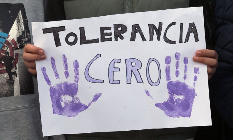 GRA043. BOQUEIXÓN A CORUÑA, 19-12-2016.- Un manifestante sostiene una pancarta que exige tolerancia cero con la violencia machista durante la concentración que han realizado hoy los vecinos de la localidad coruñesa de Boqueixón en repulsa por el asesinato