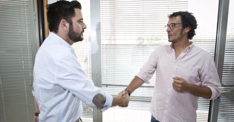 Fran González y José María González se saludan antes de la toma de posesión del alcalde