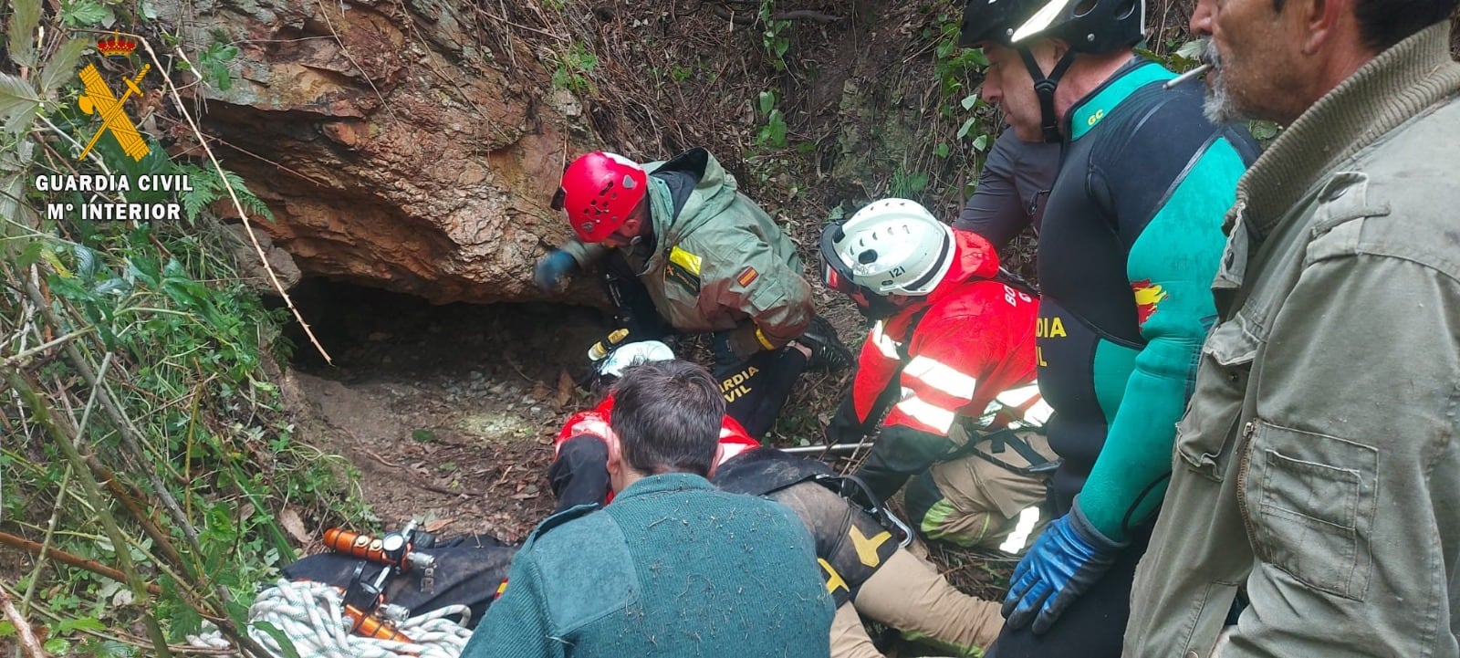 La Guardia Civil rescata a un inmigrante debajo de una roca cerca de la valla de Ceuta