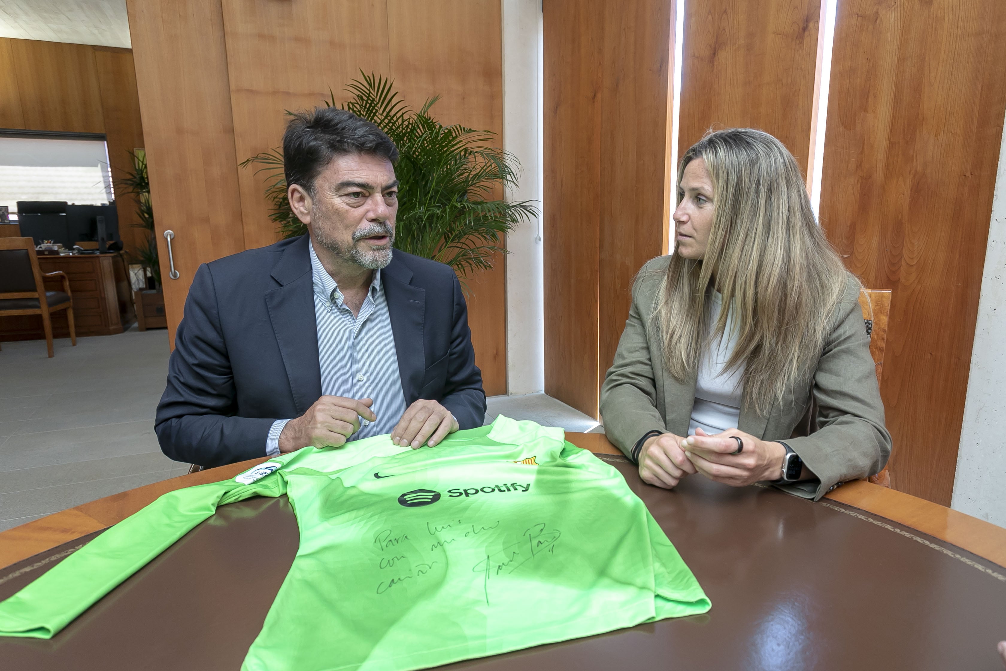 Sandra Paños, jugadora del FC Barcelona, junto a Luis Barcala, alcalde de Alicante