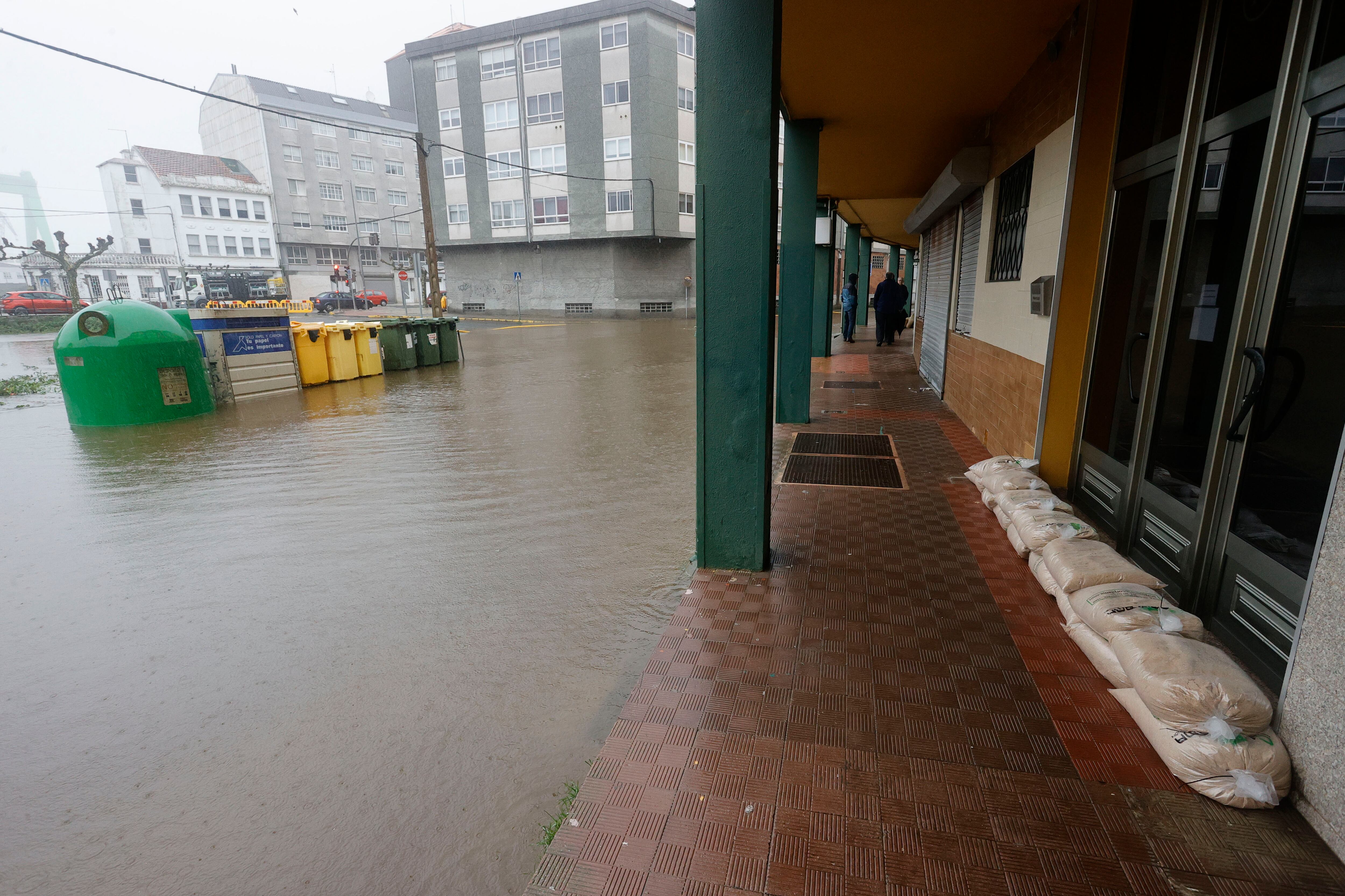 FENE (A CORUÑA), 14/11/2023.- Calles anegadas tras el desbordamiento del río Cádavo a causa de las últimas lluvias registradas en Fene (A Coruña). EFE/ Kiko Delgado
