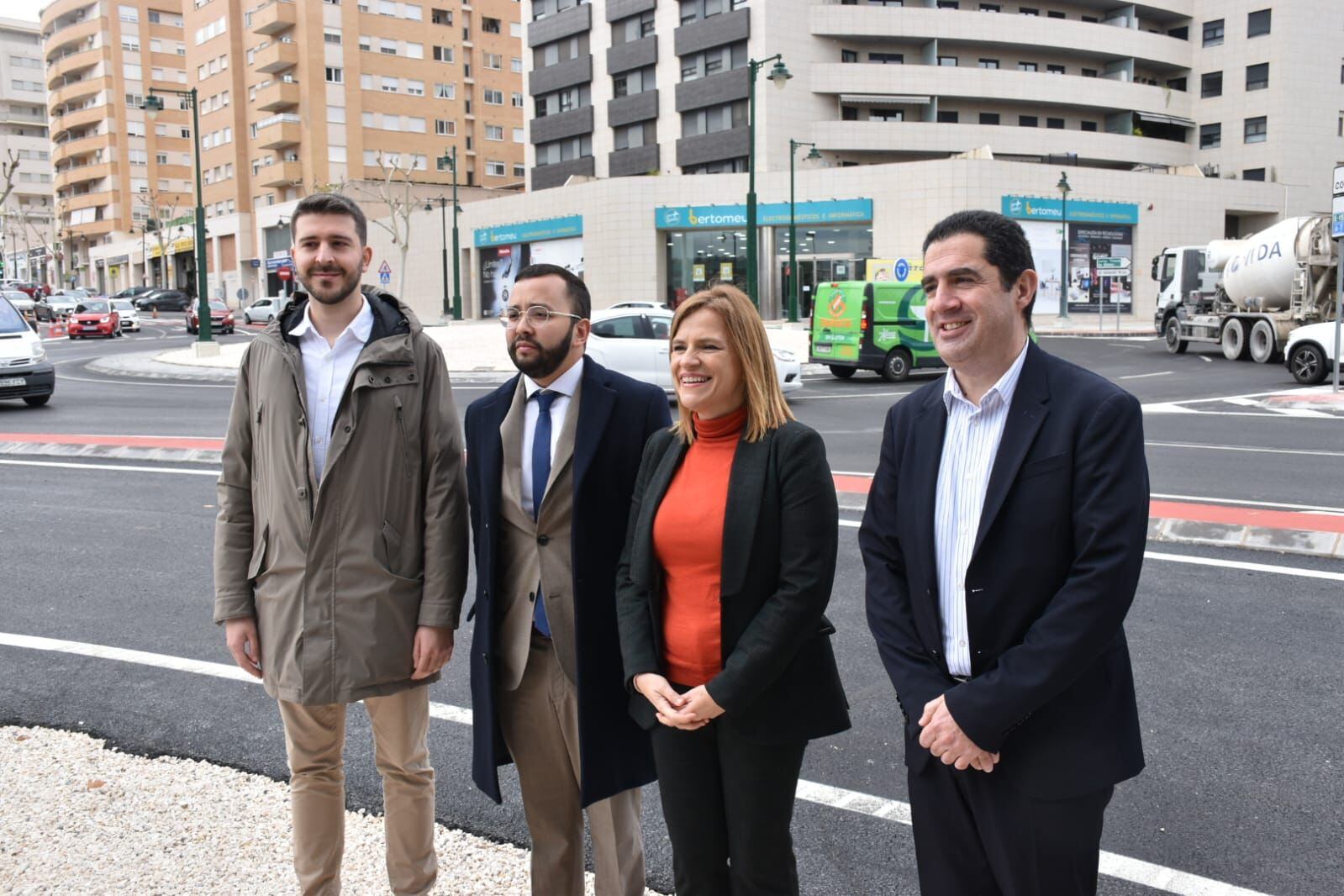 Los alcaldes de Cocentaina y Alcoy junto al subdelegado y la delegada del Gobierno junto a la rotonda norte de Alcoy