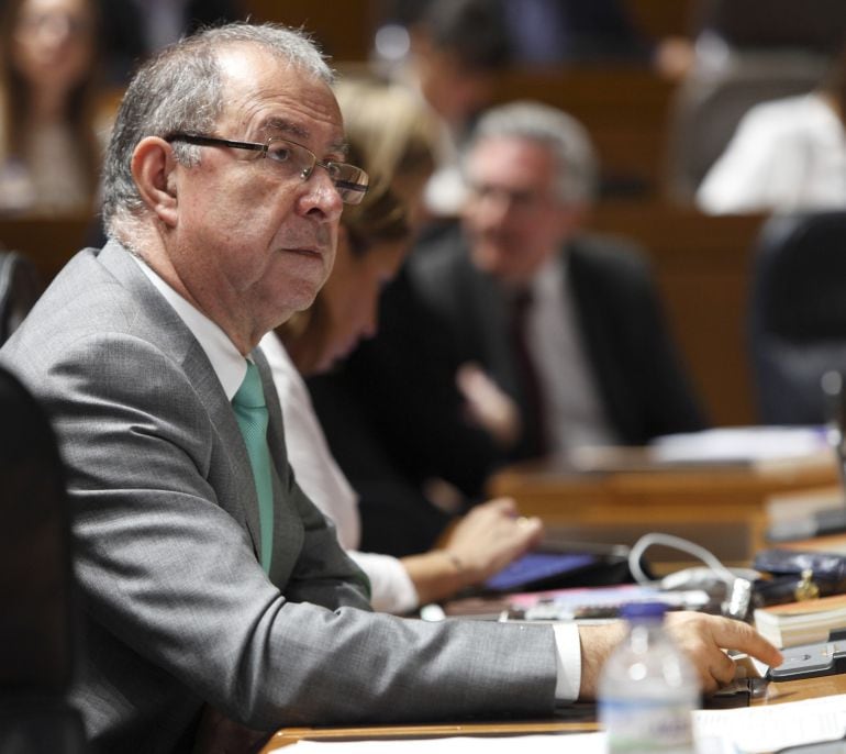 El consejero, Fernando Gimeno, en una sesión plenaria de las Cortes de Aragón.