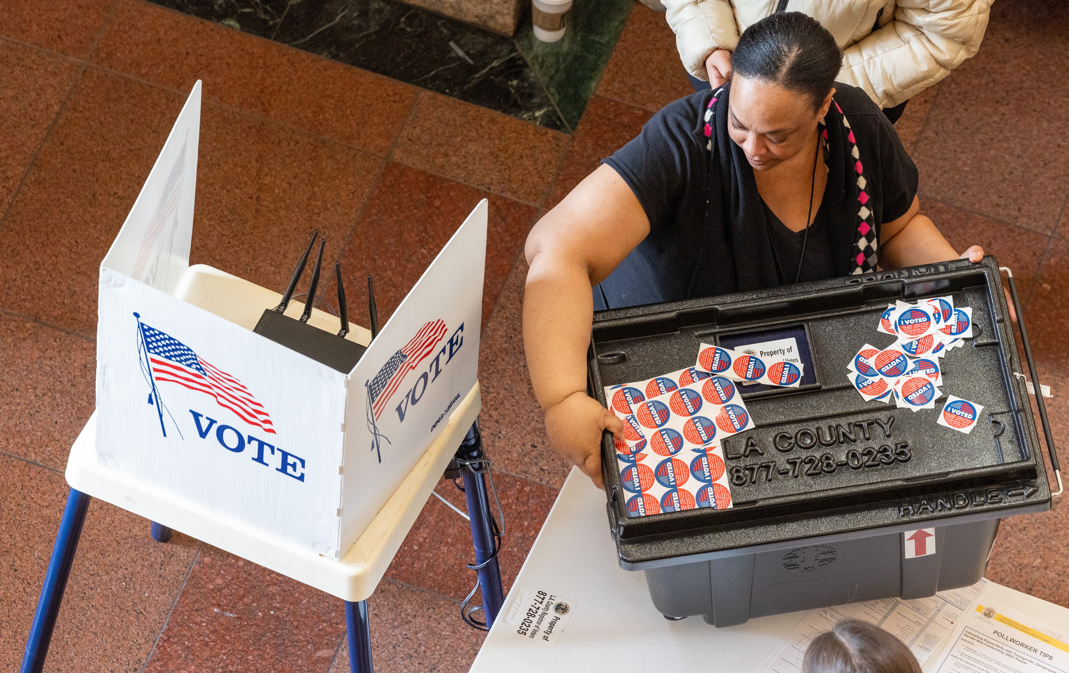 Una urna con votos en las elecciones de Estados Unidos.