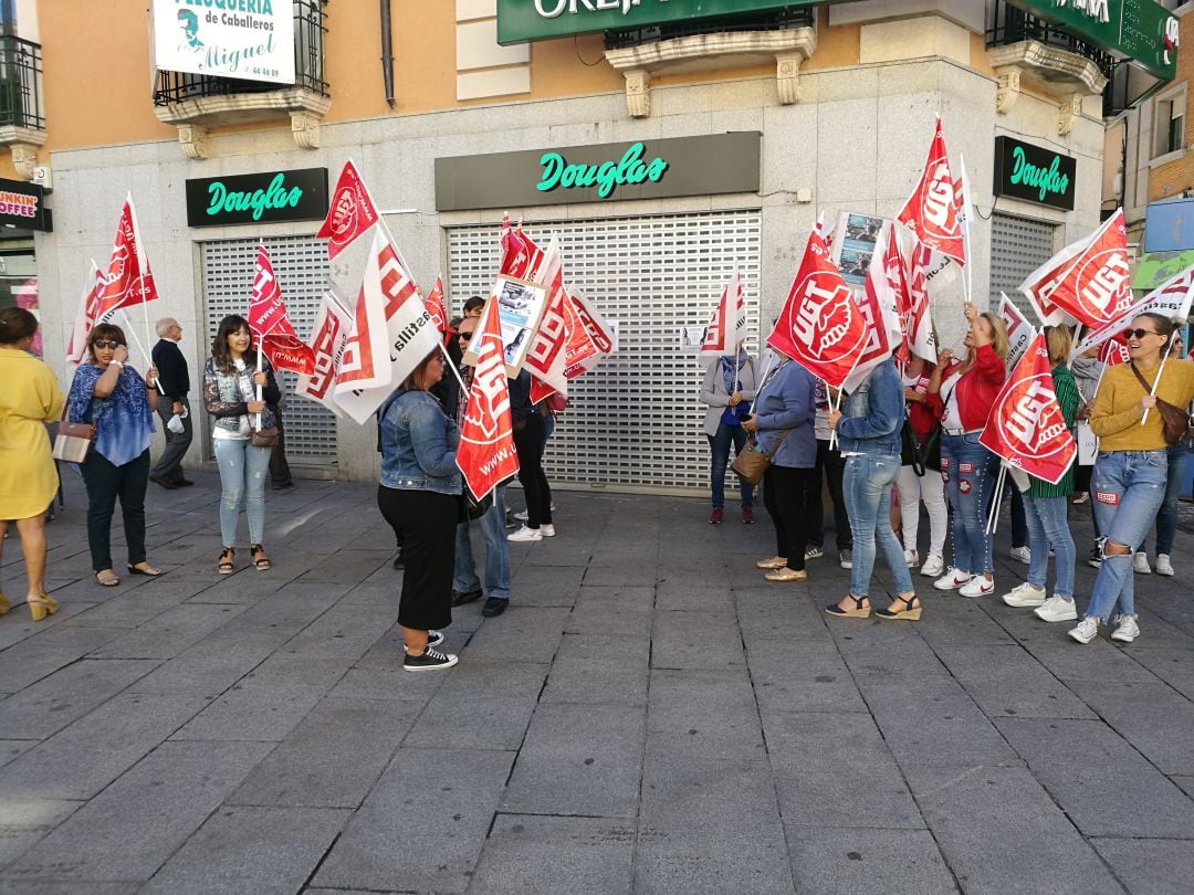 Los trabajadores de Douglas se han concentrado en la tienda de la avenida del Acueducto donde han leído un manifiesto