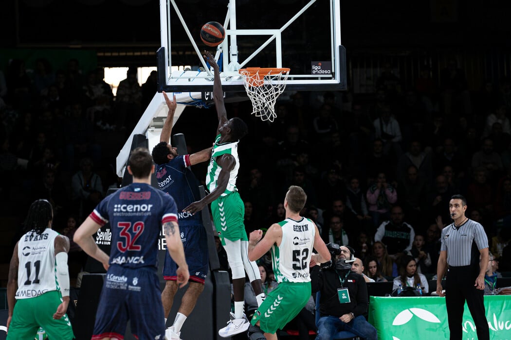 Thomas Scrubb, el mejor del Obradoiro ante el Betis, lanza a canasta ante BJ Johnson