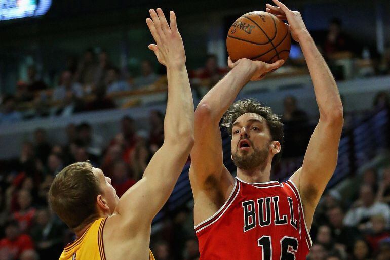 Pau Gasol tira a canasta durante el partido ante los Cavaliers