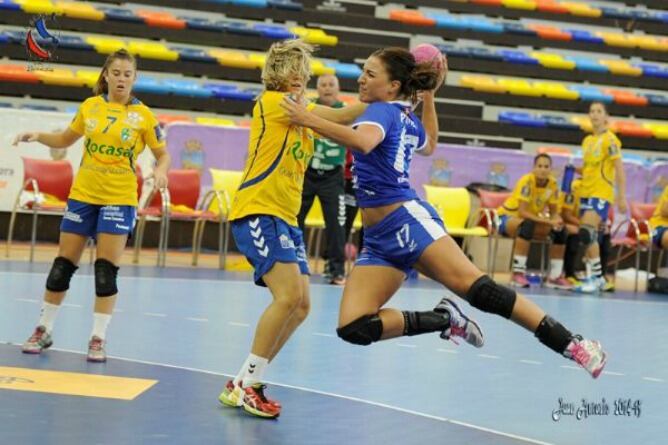 Eli Pinedo se dispone a penetrar en el área del equipo cordobes