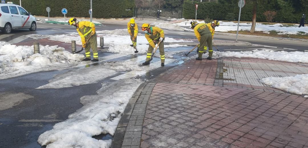 Los efectivos de la BRIF de Cuenca se afanan en la limpieza de la nieve y el hielo en las calles de Madrid.