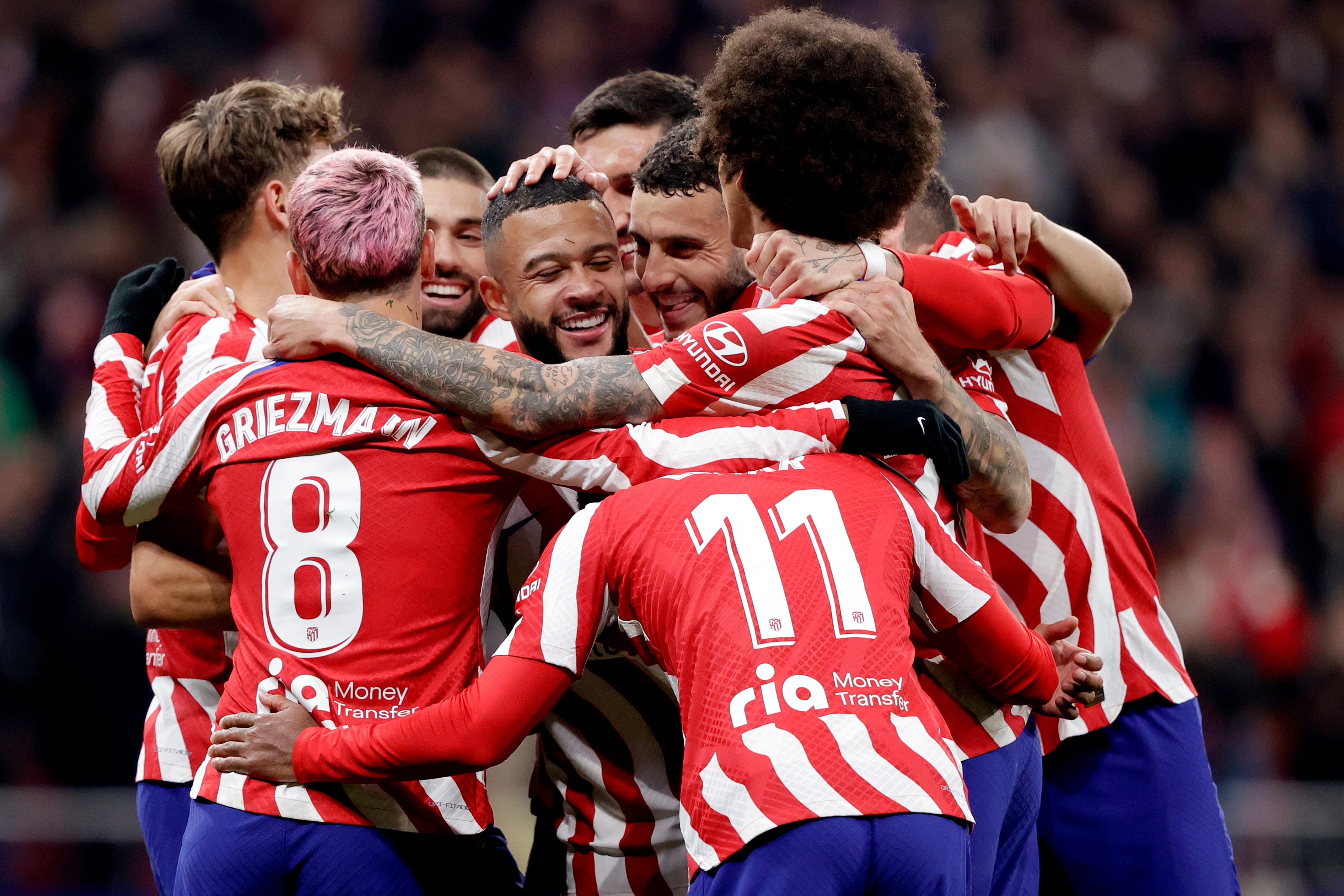 Jugadores del Atlético de Madrid celebran el segundo tanto de Memphis.