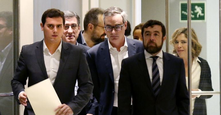 El líder de Ciudadanos, Albert Rivera (i), acompañado de los diputados del grupo, antes de comparecer en el Congreso para analizar la actualidad política