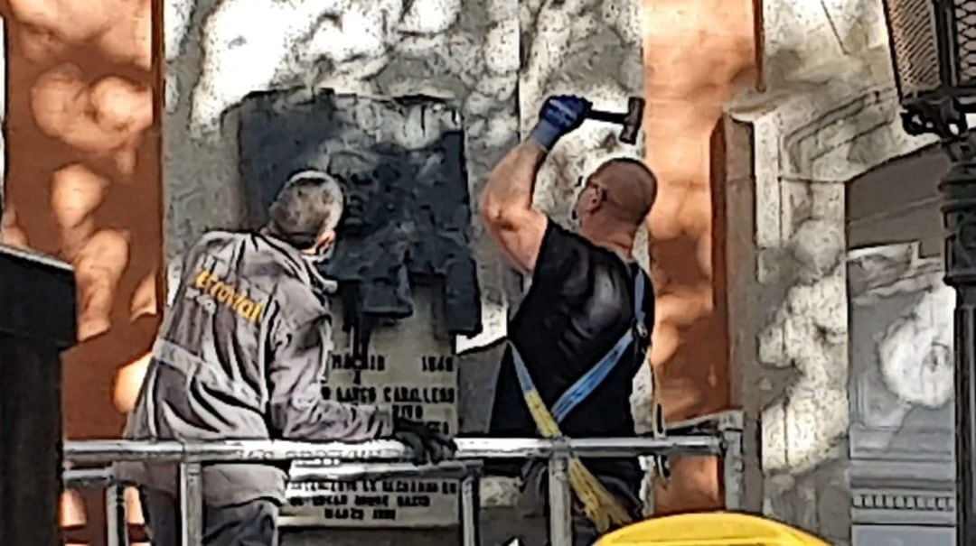 Operarios retiran la placa dedicada a Largo Caballero en la casa en la vivió, en Chamberí 
 