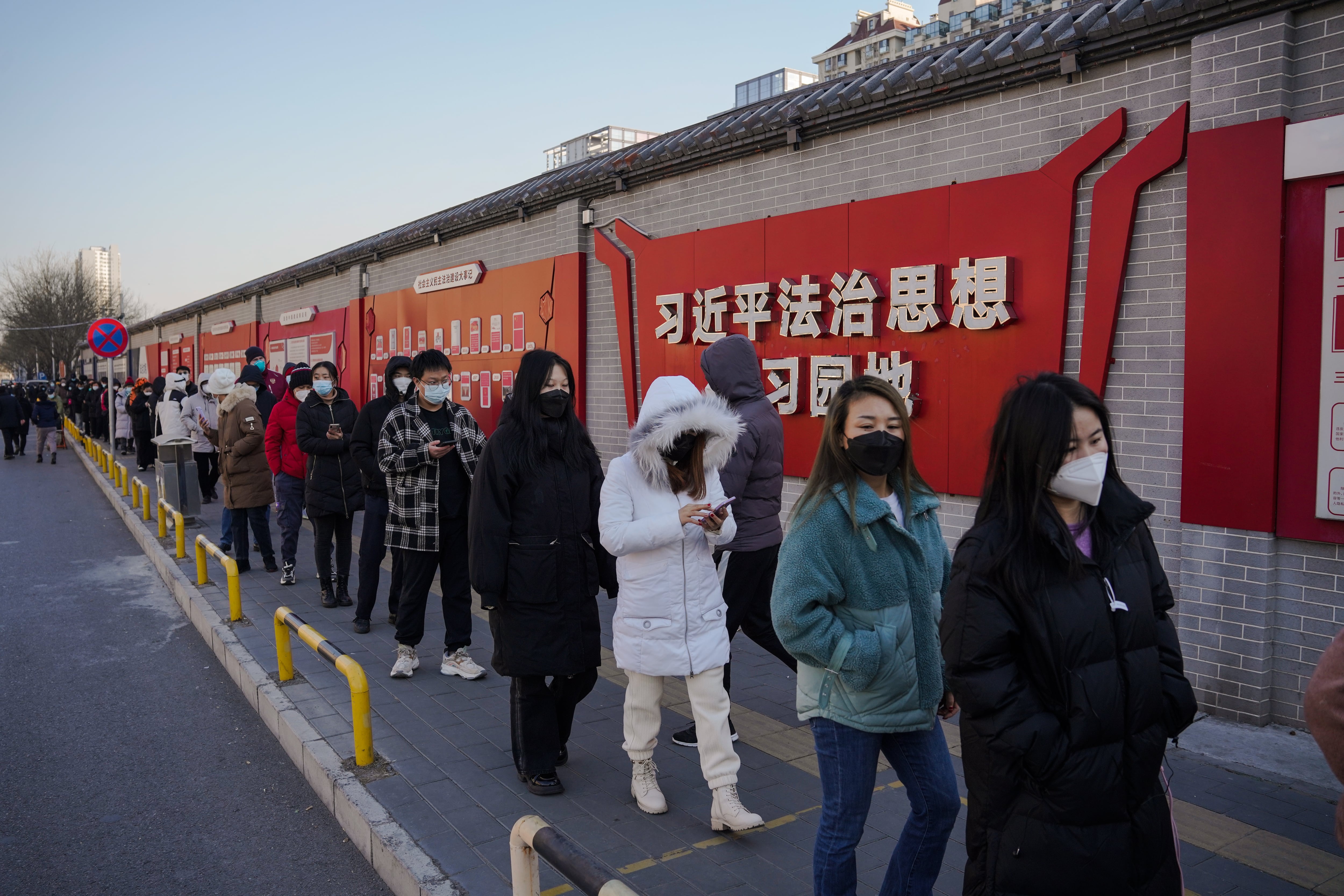 Personas hacen fila para una prueba PCR para COVID-19 en el distrito de Chaoyang en Beijing (China).