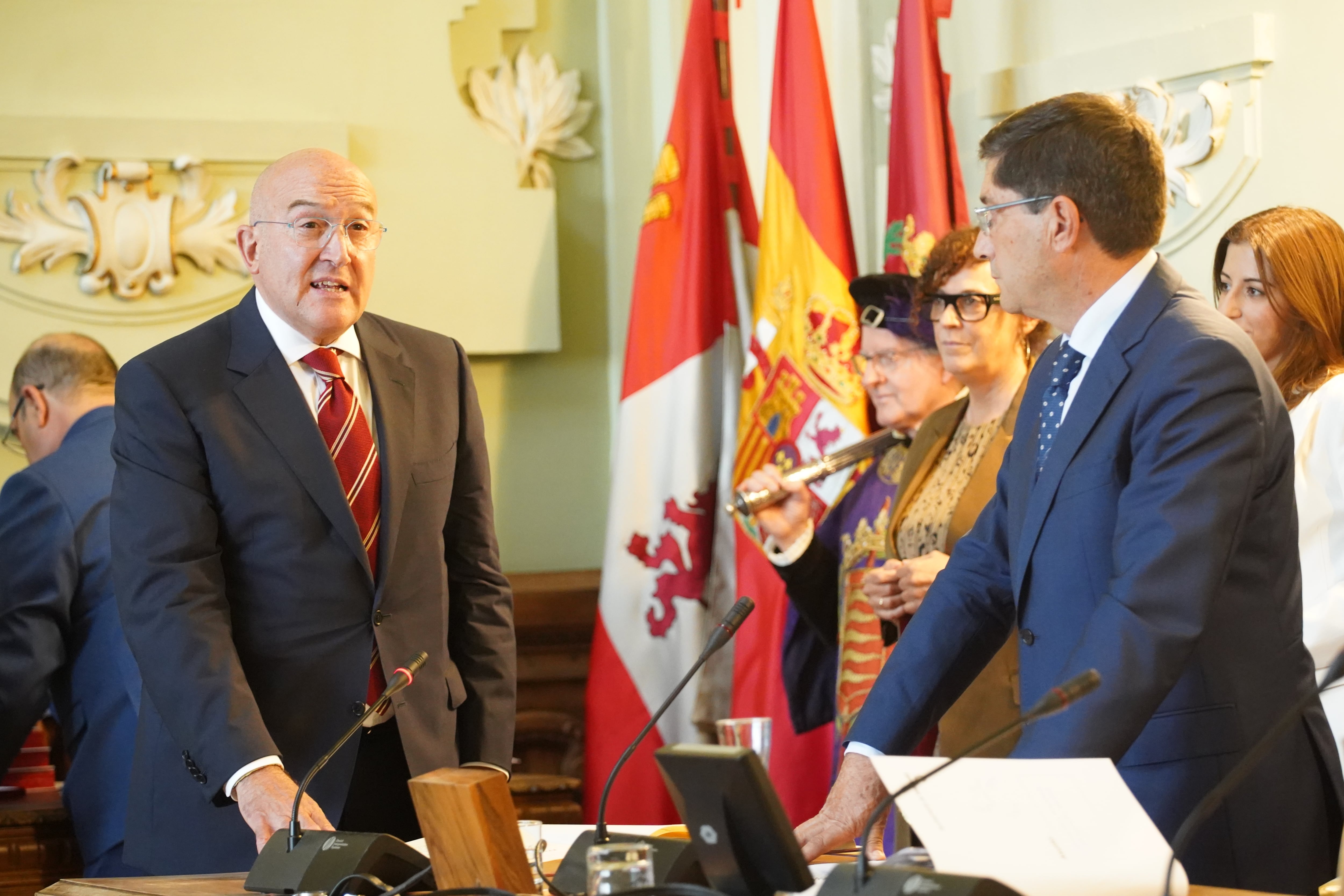 El alcalde electo de Valladolid, Jes�s Julio Carnero, toma posesi�n como concejal del Ayuntamiento