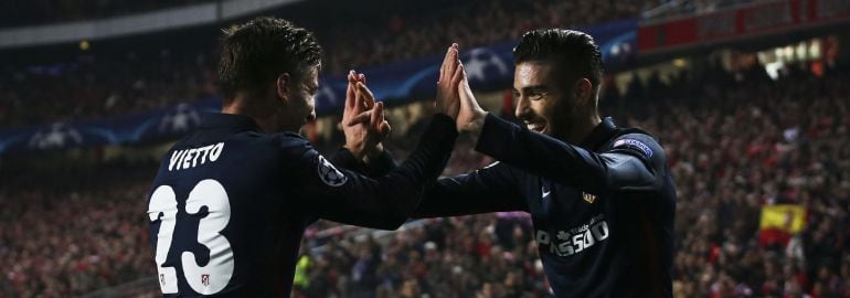 Luciano Vietto y Yannick Carrasco del Atlético de Madrid celebran su anotación ante el Benfica 