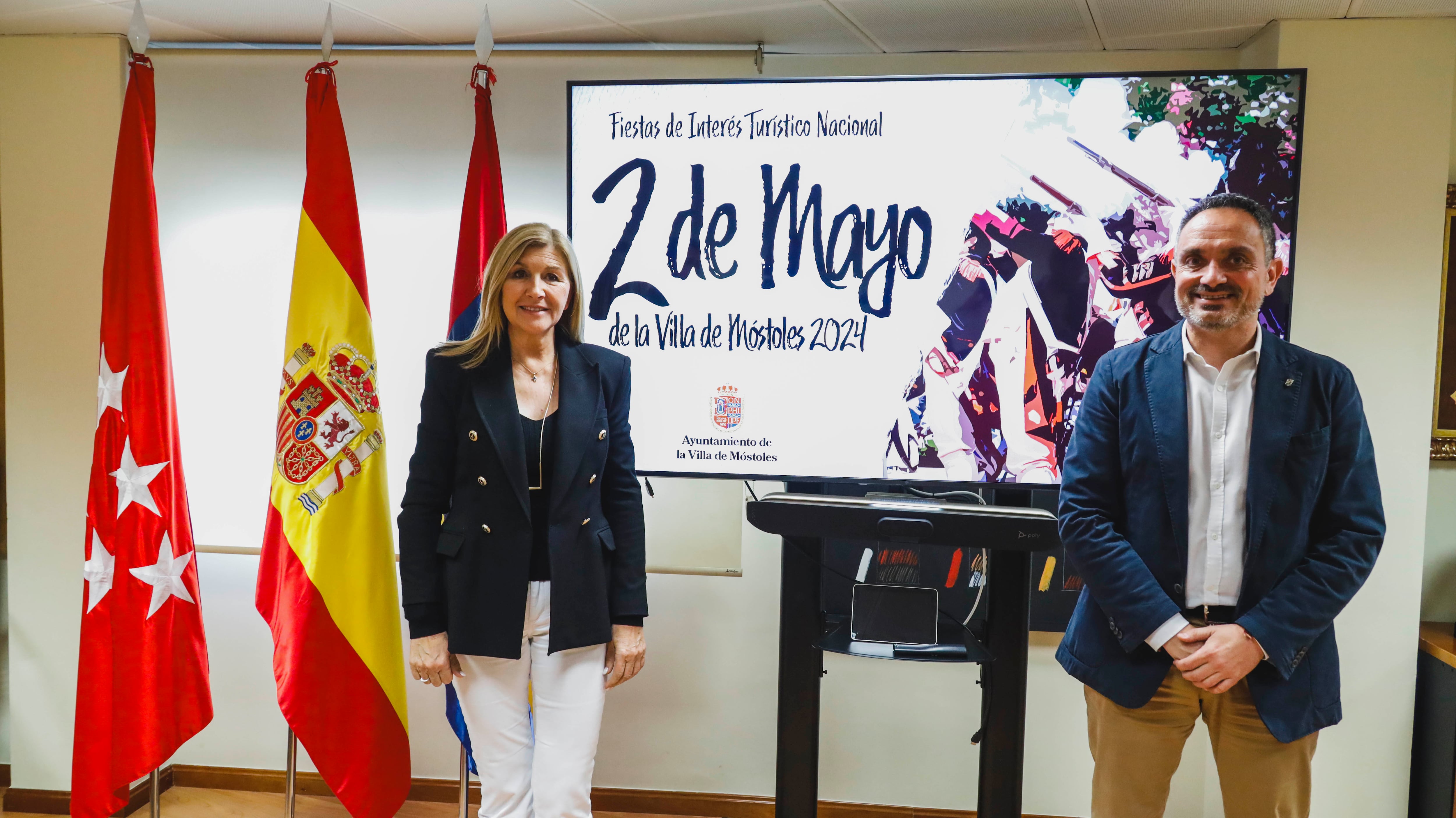 El alcalde de Móstoles, Manuel Bautista y la concejala de Educación y Festejos, Cristina Molina, durante la presentación del programa de Fiestas del 2 de Mayo