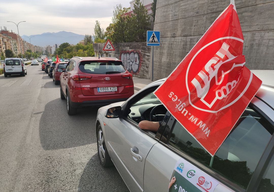 Más de medio centenar de coches han recorrido las calles de Jaén para exigir a la Junta más equipamiento personal y material en las aulas