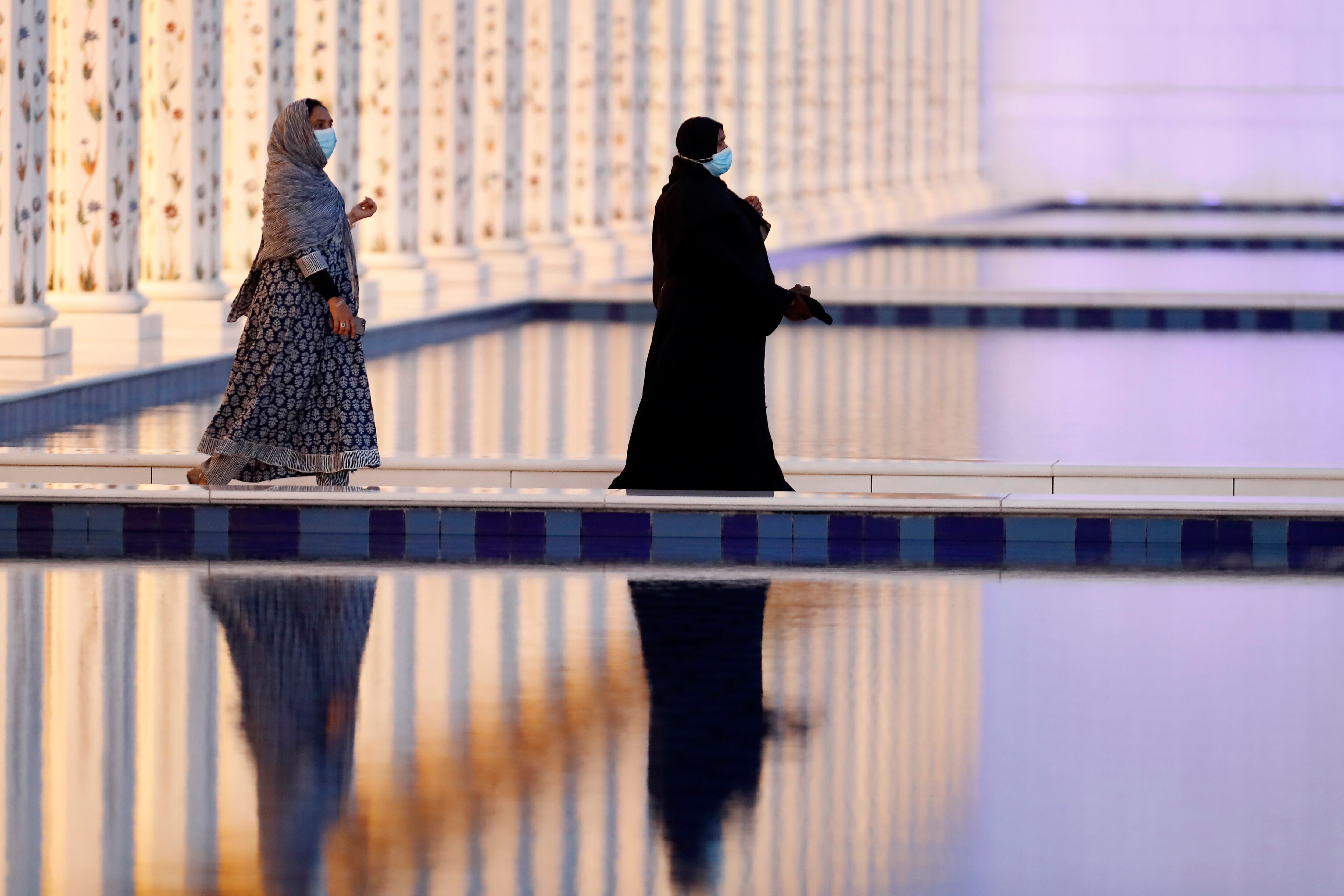 Dos mujeres caminan por la Gran Mezquita en Abu Dhabi. Archivo.