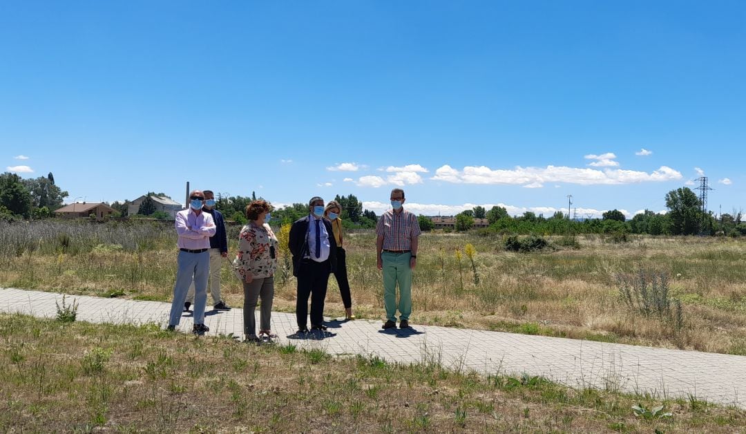 El gerente regional de SACYL, Manuel Mitadiel, ha visitado los terrenos donde se construirá el futuro hospital acompañado de los responsables de la dirección del Hospital Santos Reyes